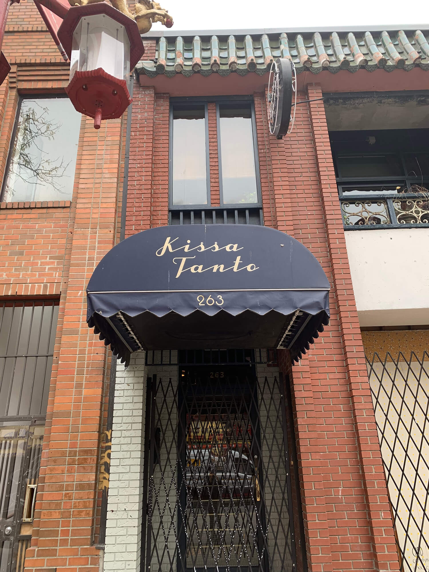 Kissa Tanto restaurant store front in the daytime, it appears to be closed.